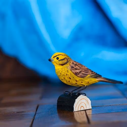 Handsnidad Gulsparv i trä
