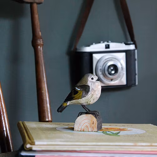 Handsnidad Kungsfågel i trä