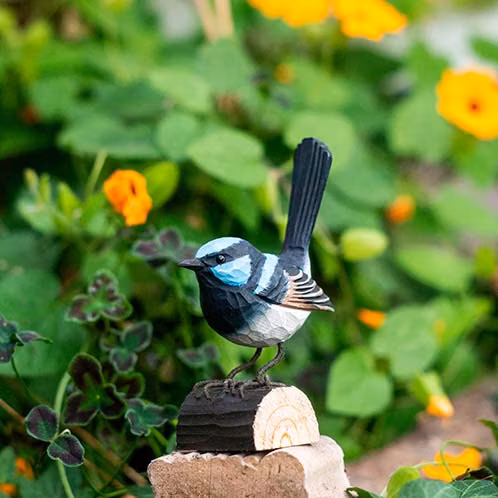 Handsnidad Vitbukig Blåsmyg i trä