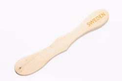 Smörkniv av eneträ, text: Sweden, Lasergraverade