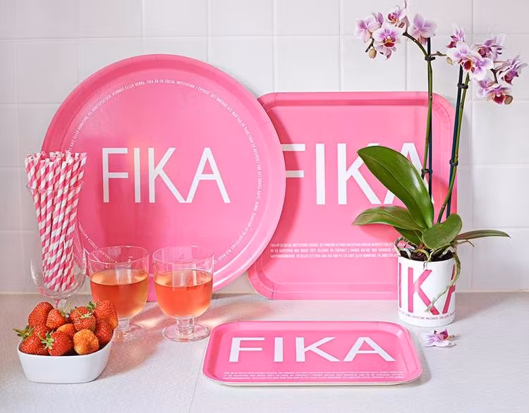 Bricka FIKA, Rosa (with Svensk text)