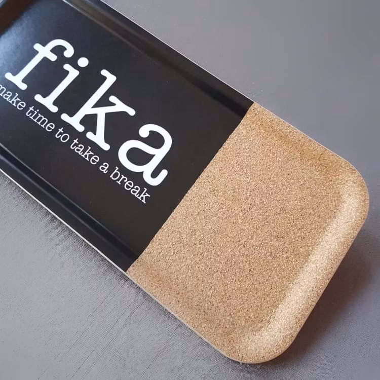 Bricka 32x15 cm kork, Make time Fika, Svart
