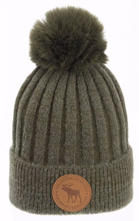 Grön vintermössa med lädermärke älg och pom