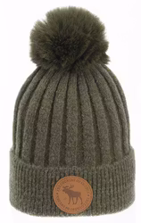 Grön vintermössa med lädermärke älg och pom