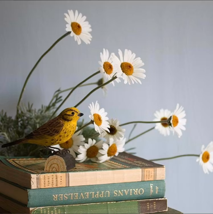 Handsnidad Gulsparv i trä