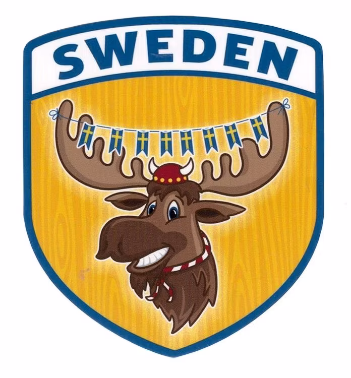 Dekal rolig älg med flaggirlang, 8,2cm