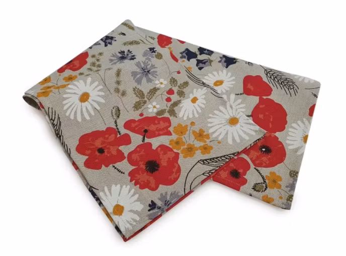 Handduk och handmålad smörkniv, blomsteräng