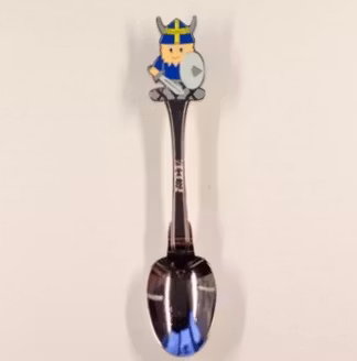 Tesked viking med svärd