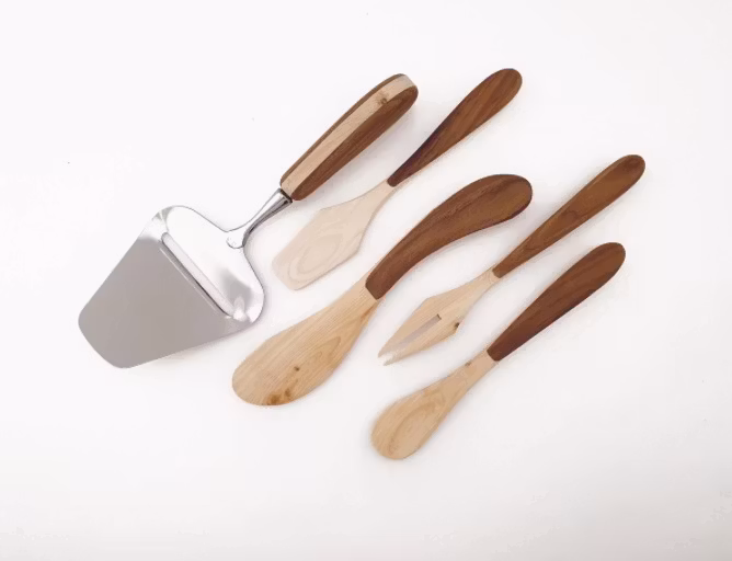 Senapssked med mörkt skaft