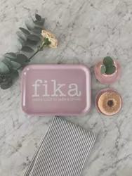 Bricka make time FIKA rosa / vit