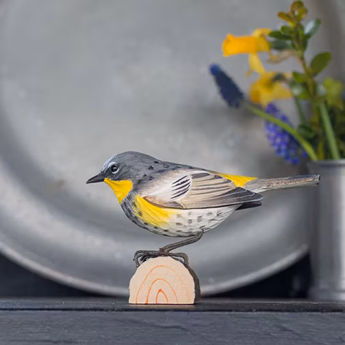Handsnidad Gulgumpad Skogssångare i trä