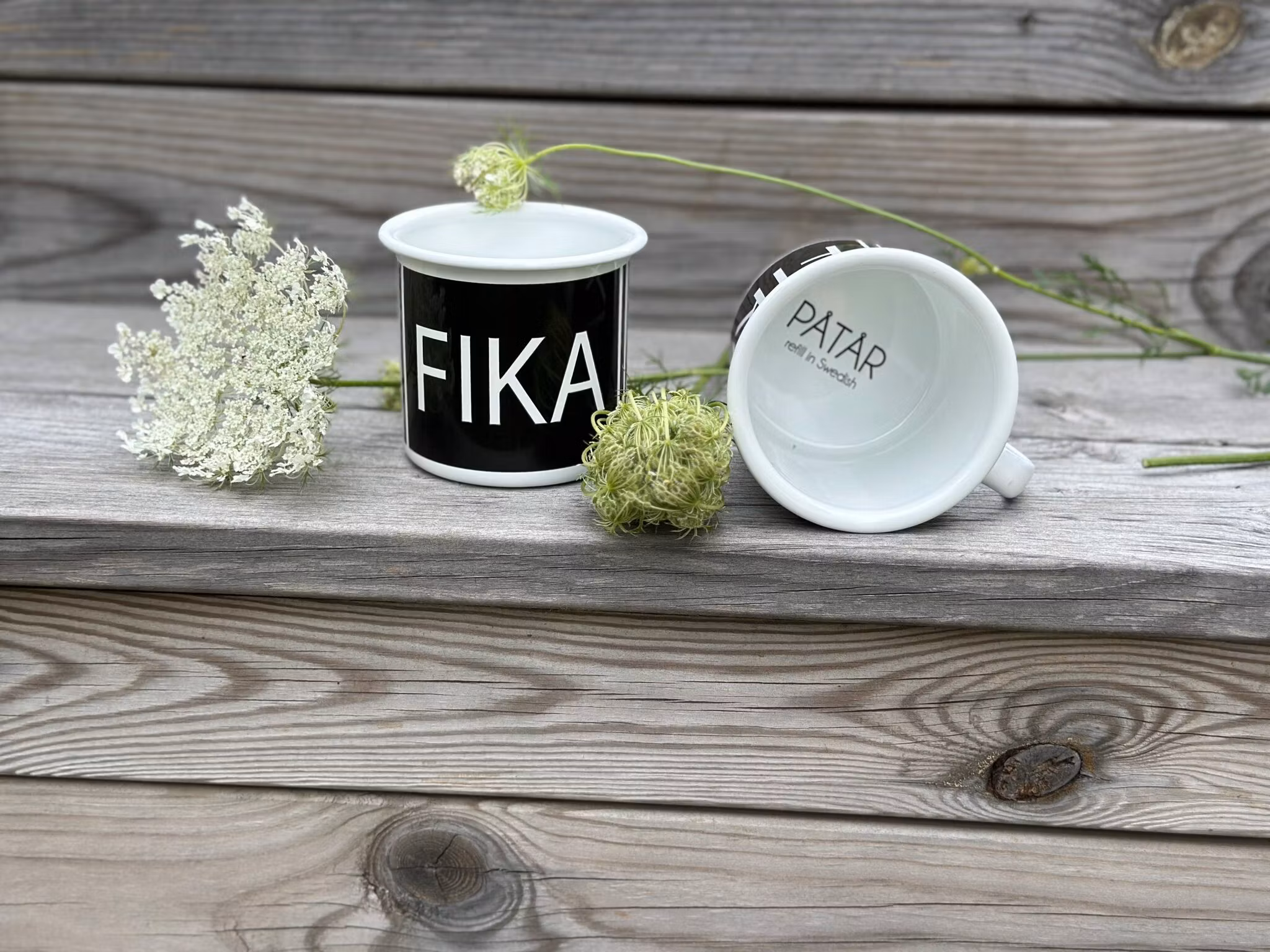 Emaljmugg, Fika svart/vitt med ränder