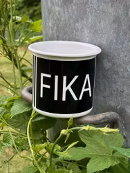 Emaljmugg, Fika svart/vitt med ränder