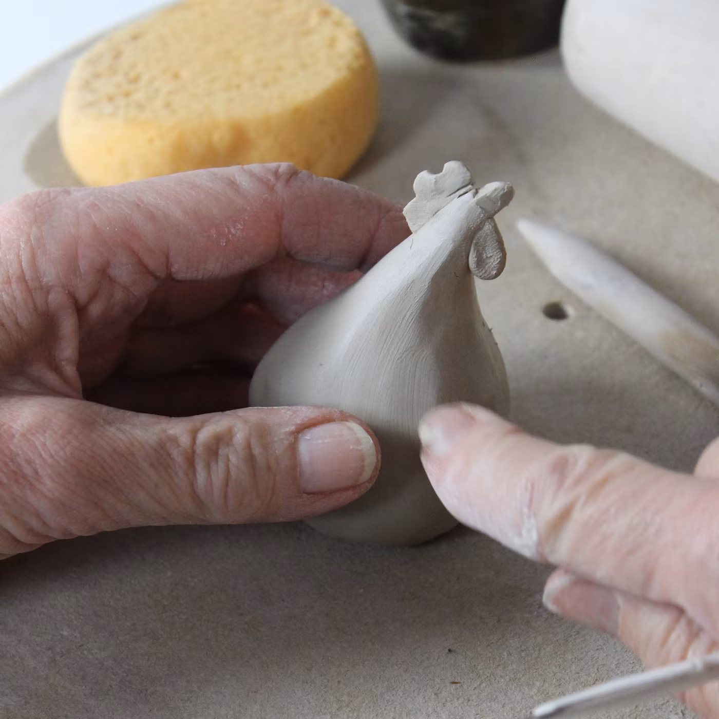 Handmålad knubbig höna, 5,2cm