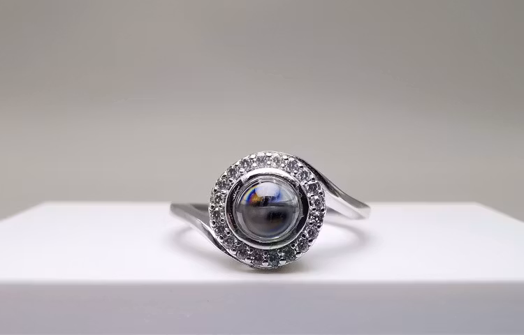 Worlds Love bild 1 är en Elegant, tidlös, och modern accessoar. Otroligt Vacker design av SWEVALI för alla tillfälle. Smycken är av hög kvalité Silver ring. Passar perfekt för damer som gillar att bär