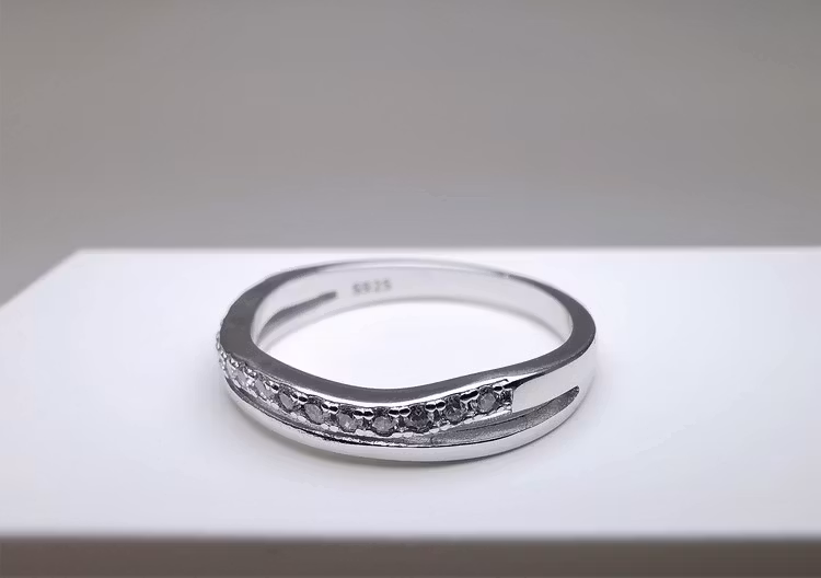 Silver Waves bild 2 är en Elegant, tidlös, och modern accessoar. Otroligt Vacker design av SWEVALI för alla tillfälle. Smycken är av hög kvalité Silver ring. Passar perfekt för damer som gillar