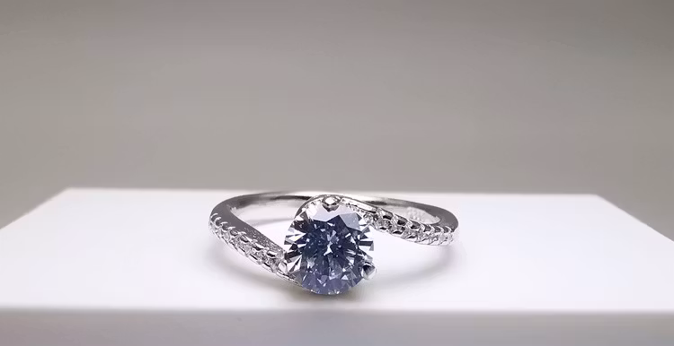 Soul Symmetry Absolut bild 1 är en Elegant, tidlös, och modern accessoar. Otroligt Vacker design av SWEVALI för alla tillfälle. Smycken är av hög kvalité Silver ring. Passar perfekt för damer som gill