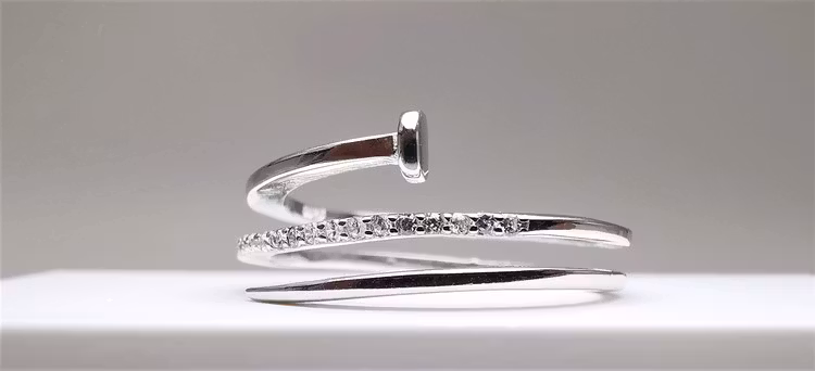 Silver Diamonail bild 2 är en Elegant, tidlös, och modern accessoar. Otroligt Vacker design av SWEVALI för alla tillfälle. Smycken är av hög kvalité Silver ring. Passar perfekt för damer som gillar