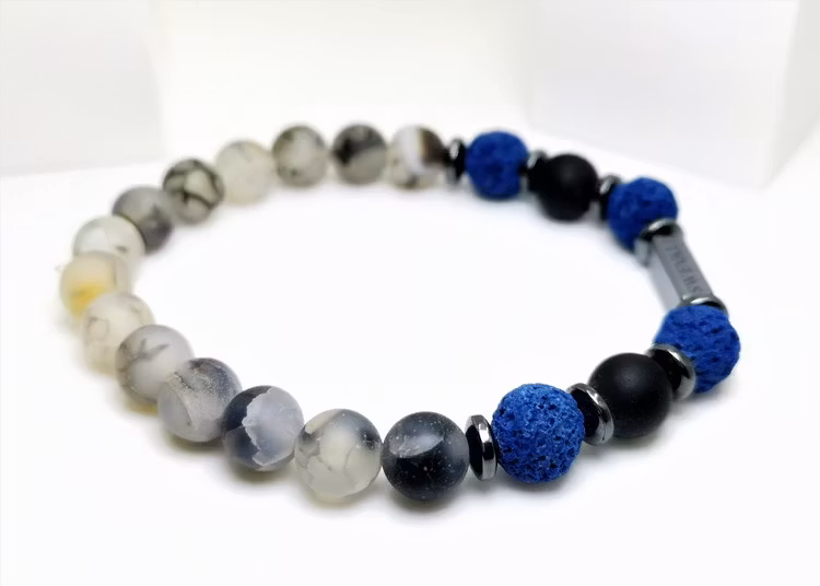 Snowfall Blue bild 2, vackert armband i en snygg kombination. Armbandet är unisex och passat både män och kvinnor. Otroligt vacker Pärlarmband från SWEVALI.