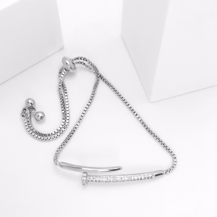 Diamond Chain Armband bild 1 är en Elegant, tidlös, och modern accessoar. Otroligt Vacker design av SWEVALI för alla tillfälle. Smycken är av hög kvalité Stainless Steel. Passar perfekt för damer som 