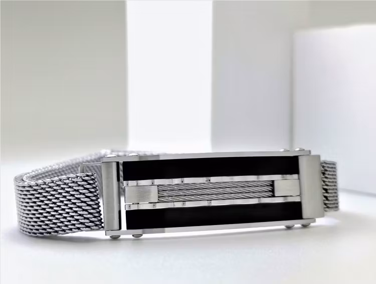 Confident Black Metal Armband  Bild 4 är en otroligt snygg och elegant herr armband. Hög kvalité Stainless Steel 316 L. Perfekt smycke för present