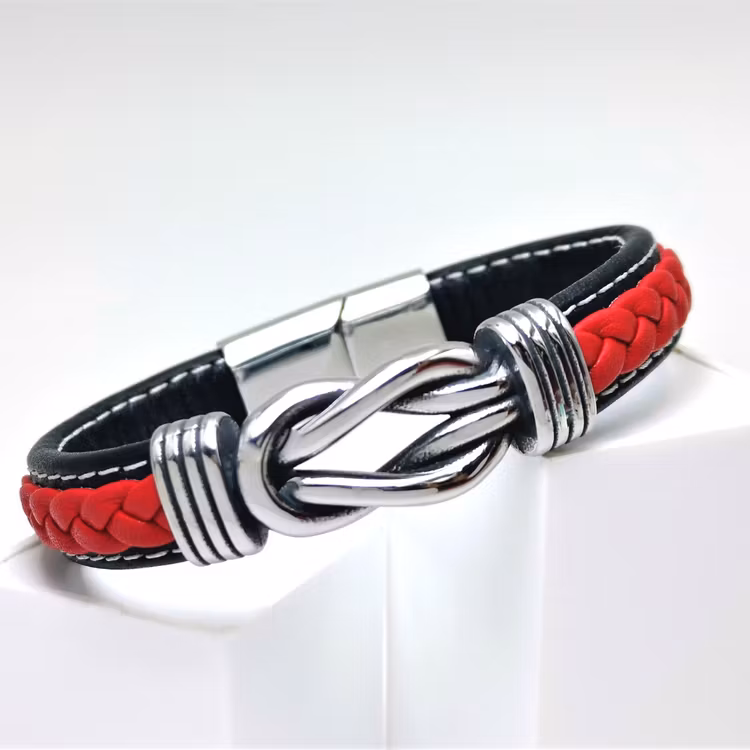 Sailor Knot RedBlack Leather Armband bild 1 är en otroligt vackert herr armband med vackra detaljer, en kombination av  högsta kvalité stainlees steel samt läder.