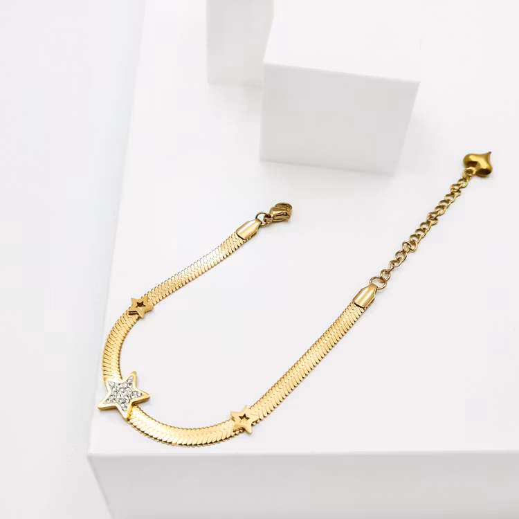 Line of stars Armband bild 4 är en Elegant, tidlös, och modern accessoar. Otroligt Vacker design av SWEVALI för alla tillfälle. Smycken är av hög kvalité Stainless Steel. Passar perfekt för damer som 