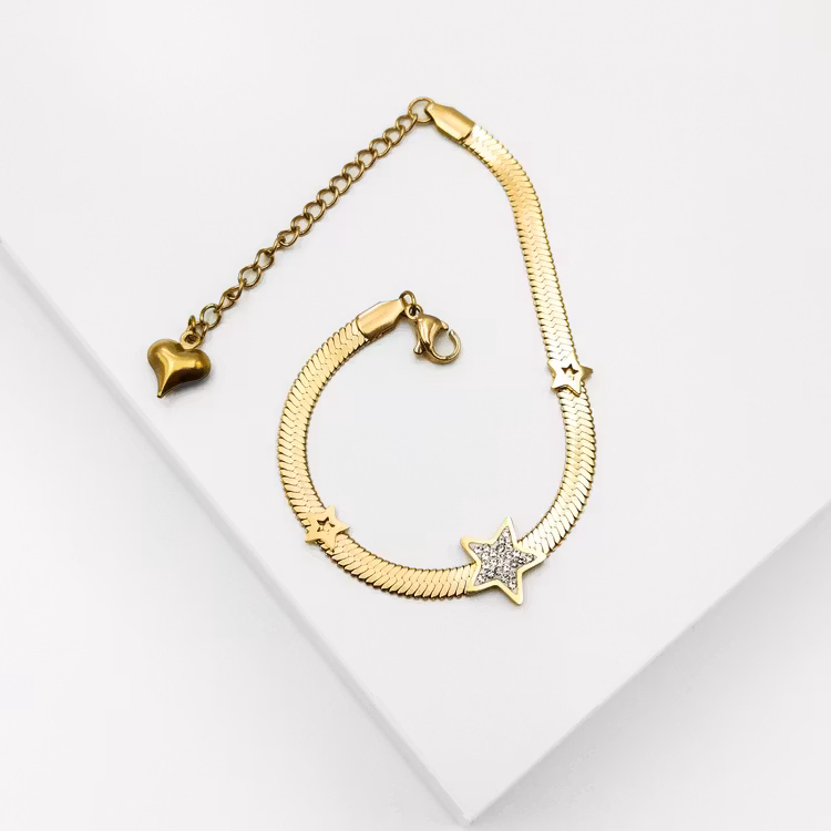 Line of stars Armband bild 3 är en Elegant, tidlös, och modern accessoar. Otroligt Vacker design av SWEVALI för alla tillfälle. Smycken är av hög kvalité Stainless Steel. Passar perfekt för damer som 