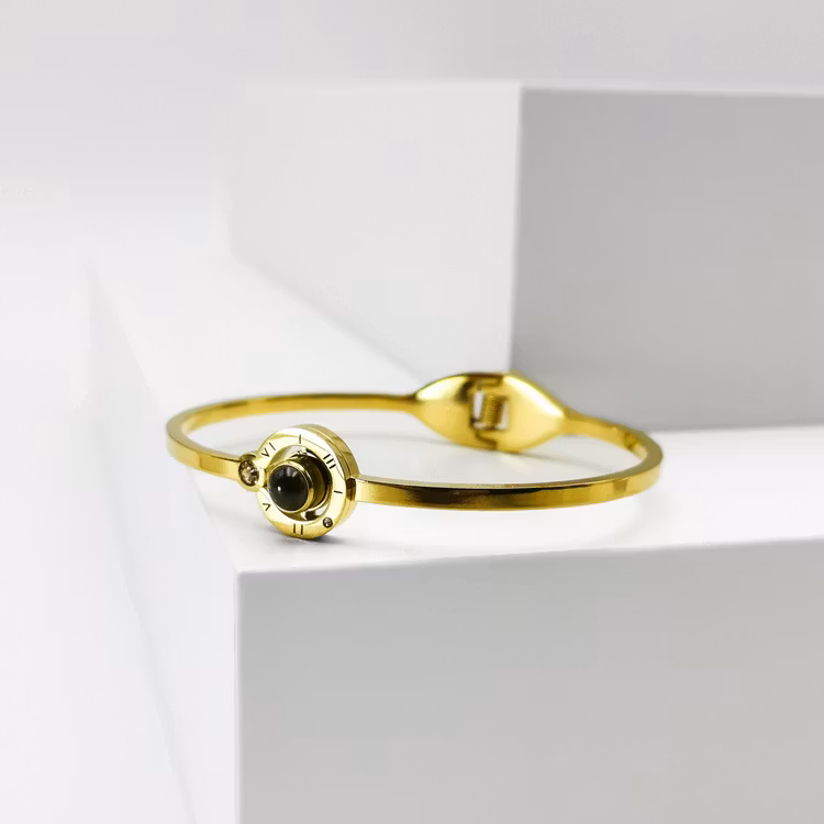 Worldwide Love Armband bild 4 är en Elegant, tidlös, och modern accessoar. Otroligt Vacker design av SWEVALI för alla tillfälle. Smycken är av hög kvalité Stainless Steel. Passar perfekt för damer som