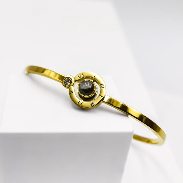 Worldwide Love Armband bild 1 är en Elegant, tidlös, och modern accessoar. Otroligt Vacker design av SWEVALI för alla tillfälle. Smycken är av hög kvalité Stainless Steel. Passar perfekt för damer som