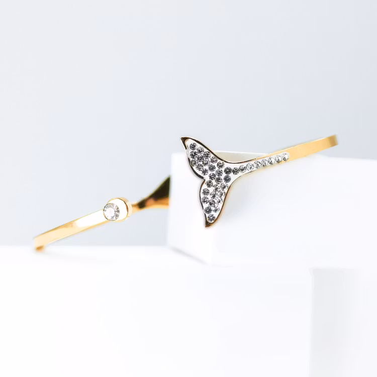 Dolphine Elite Armband bild 1 är en Elegant, tidlös, och modern accessoar. Otroligt Vacker design av SWEVALI för alla tillfälle. Smycken är av hög kvalité Stainless Steel. Passar perfekt för damer som