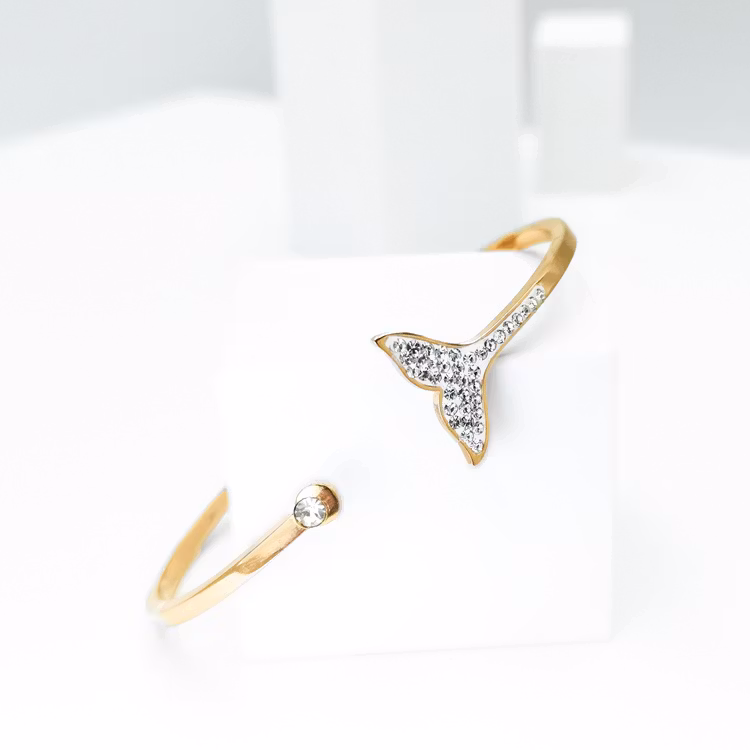 Dolphine Elite Armband bild 3 är en Elegant, tidlös, och modern accessoar. Otroligt Vacker design av SWEVALI för alla tillfälle. Smycken är av hög kvalité Stainless Steel. Passar perfekt för damer som