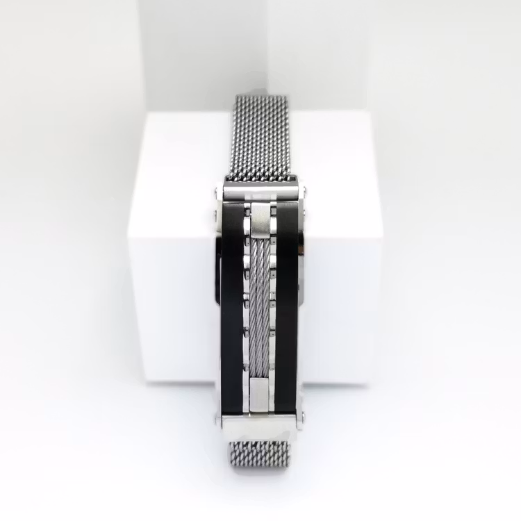 Confident Black Metal Armband  Bild 1 är en otroligt snygg och elegant herr armband. Hög kvalité Stainless Steel 316 L. Perfekt smycke för present