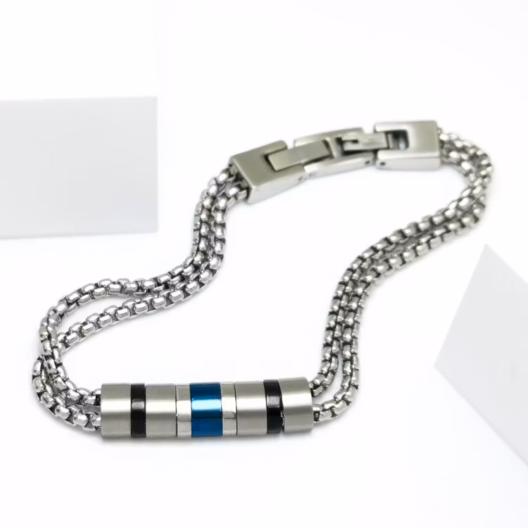 Life Phases Chain Armband bild 1 är en otroligt charmig och snygg herr armband. Perfekt unik present