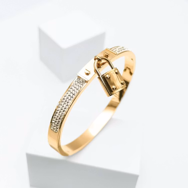 Prestige Armband bild 3 är en Elegant, tidlös, och modern accessoar. Otroligt Vacker design av SWEVALI för alla tillfälle. Smycken är av hög kvalité Stainless Steel. Passar perfekt för damer som gilla