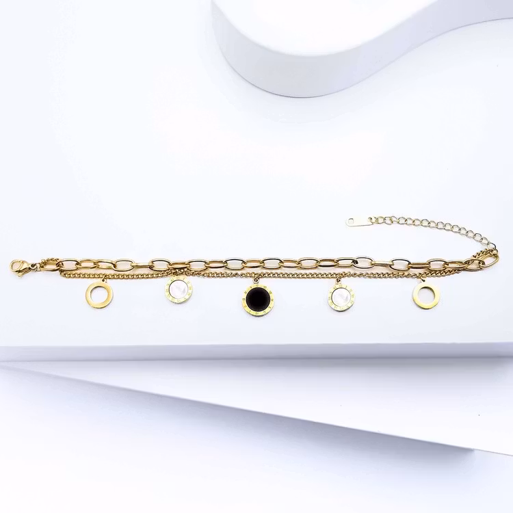 Era Elegance Intimate Armband bild 2 är en Elegant, tidlös, och modern accessoar. Otroligt Vacker design av SWEVALI för alla tillfälle. Smycken är av hög kvalité Stainless Steel. Passar perfekt för da