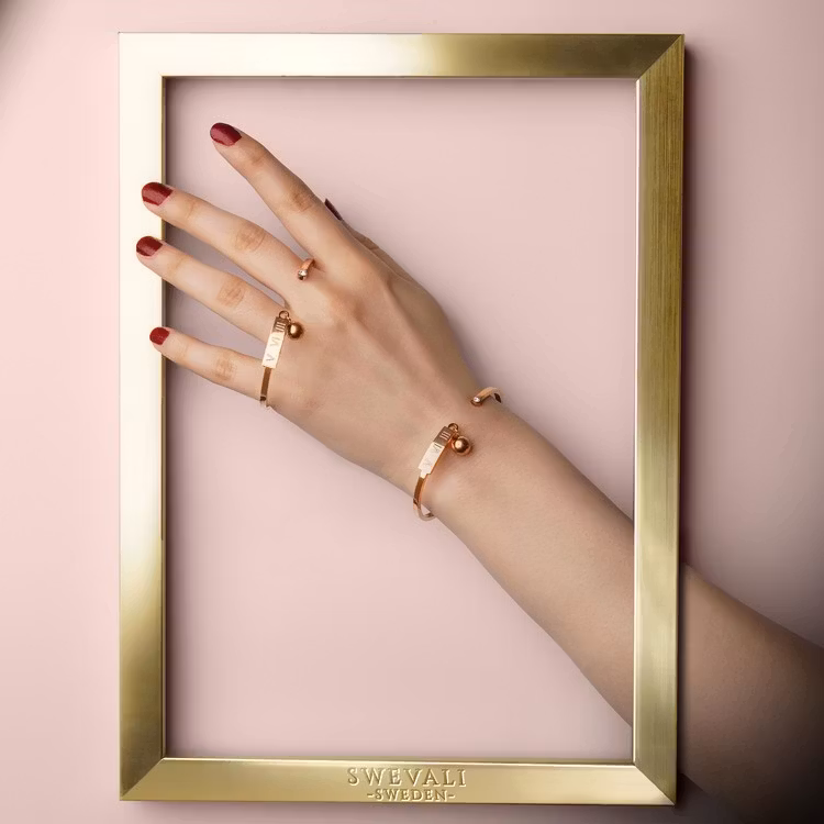 Gravity Armband bild 3 är en Elegant, tidlös, och modern accessoar. Otroligt Vacker design av SWEVALI för alla tillfälle. Smycken är av hög kvalité Stainless Steel. Passar perfekt för damer som gillar