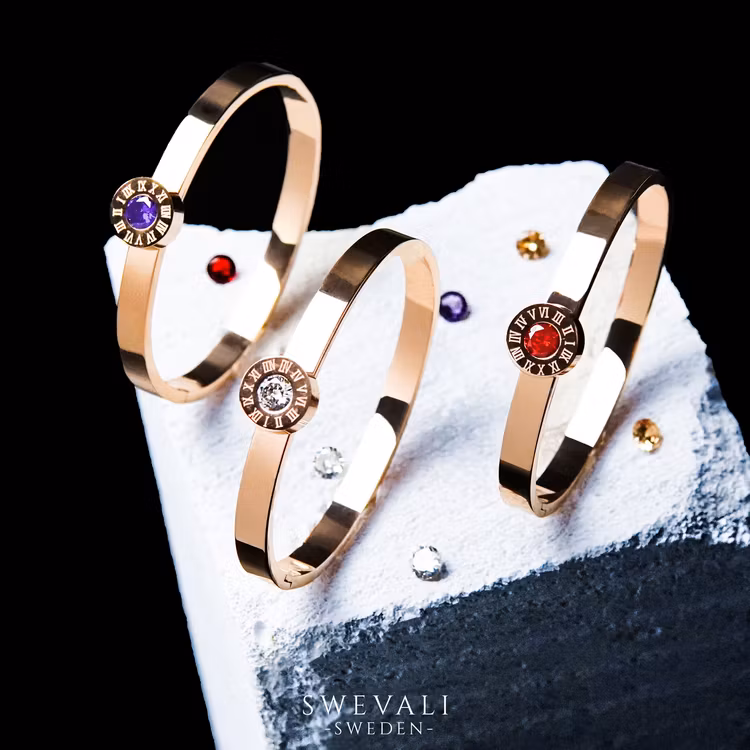 Queen Diamonds Armband bild 5 är en Elegant, tidlös, och modern accessoar. Otroligt Vacker design av SWEVALI för alla tillfälle. Smycken är av hög kvalité Stainless Steel. Passar perfekt för damer som