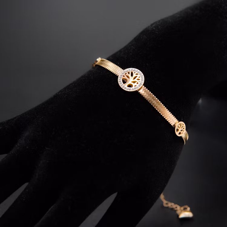 Tree of life Triology Armband bild 1 är en Elegant, tidlös, och modern accessoar. Otroligt Vacker design av SWEVALI för alla tillfälle. Smycken är av hög kvalité Stainless Steel. Passar perfekt för da