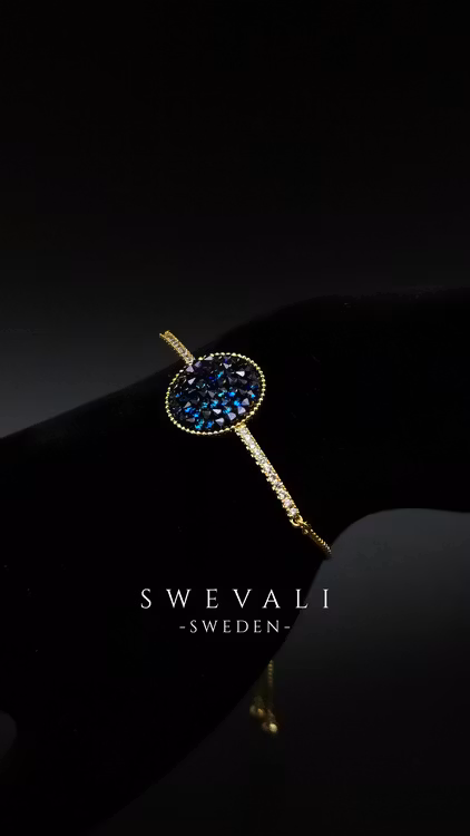 Paradise Blue Armband bild 1 är en Elegant, tidlös, och modern accessoar. Otroligt Vacker design av SWEVALI för alla tillfälle. Smycken är av hög kvalité Stainless Steel. Passar perfekt för damer som