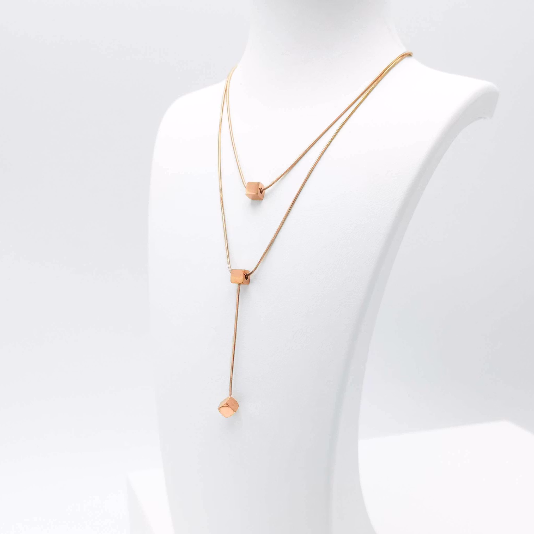 2 Charisma Luck Orbits Dam halsband. Modern, stilren och exklusive Smycke.