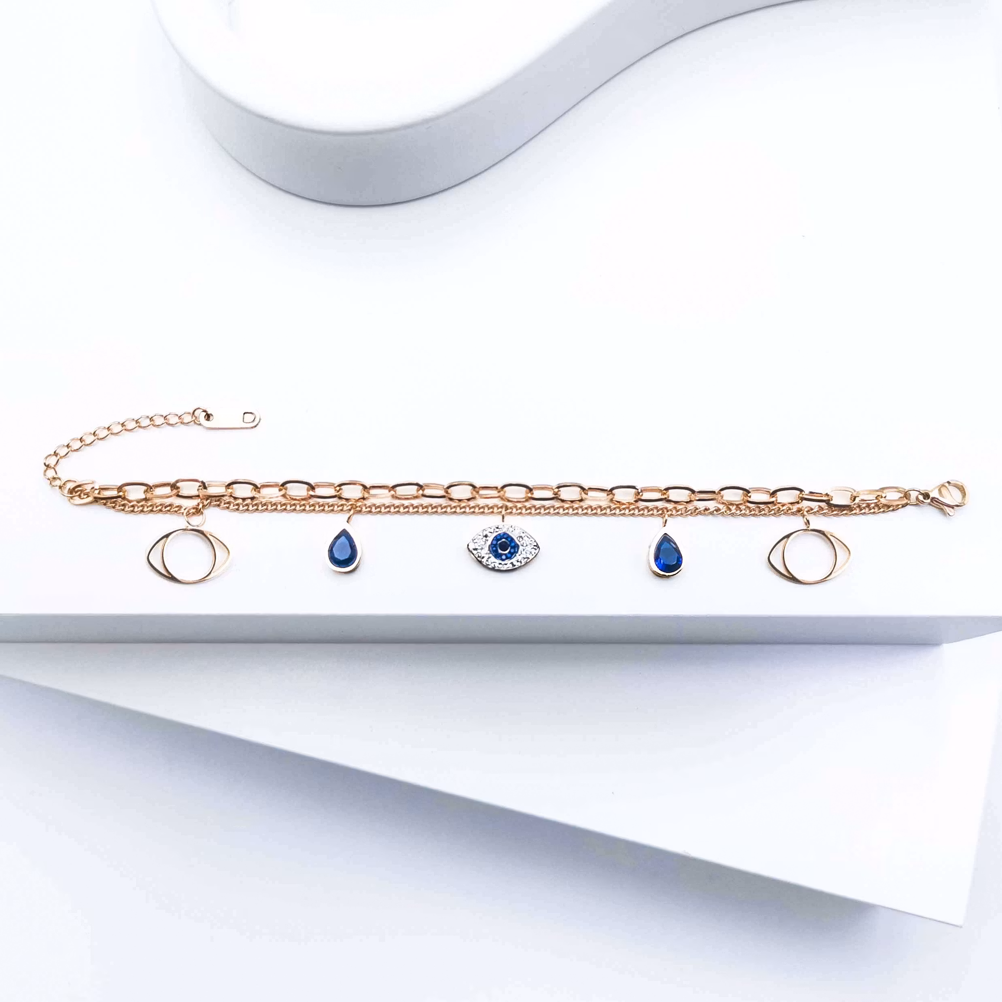 Lady Serenity Armband bild 1 är en Elegant, tidlös, och modern accessoar. Otroligt Vacker design av SWEVALI för alla tillfälle. Smycken är av hög kvalité Stainless Steel. Passar perfekt för damer som