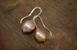 Silverörhängen med stora skimrande pärlor