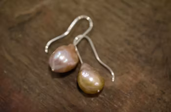 Silverörhängen med stora skimrande pärlor