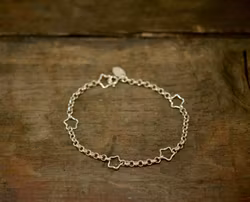 Silverarmband med stjärnor