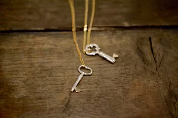 Silver nyckel, 18k guldhjärta