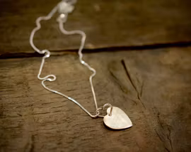 Heart to heart, ett hängsmycke i silver