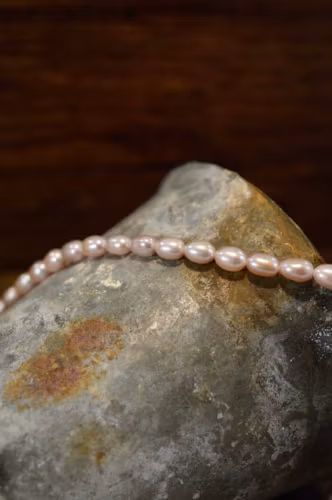 Rosa sötvattenpärlor, silverlås