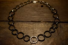 Silverhalsband, gummi & svart cubik zirkon