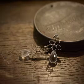Fleur, silverörhängen med bergkristall